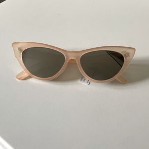NWT Urban Outfitters Peach Colored Cat Eye Sunglasses with Mirrored Lenses